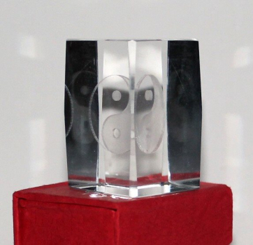  Kristall 03 Glasblock 3D Yin Yang Laser Innengravur Quader Glas