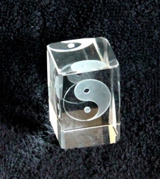 Kristall 03 Glasblock 3D Yin Yang Laser Innengravur Quader Glas